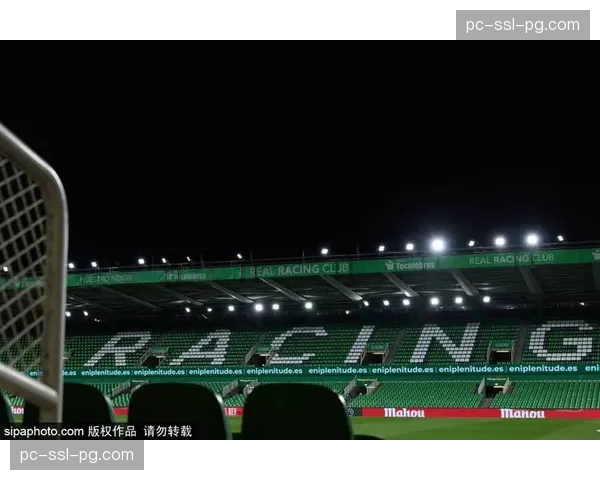 伯纳乌球场展示新技术，巨型穹顶屏幕可实时播放从高空视角解析的战术跑位，重点标记肋部空当