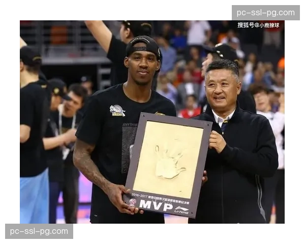 主场致敬功勋外援，亚当斯领取纪念版球衣