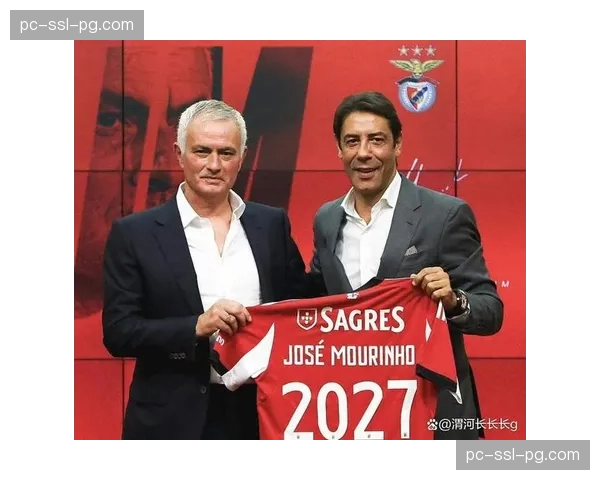 穆里尼奥现身佛罗伦萨主场,引发其可能在下赛季执教“紫百合”的猜测。 穆里尼奥现身佛罗伦萨主场,引发其可能在下赛季执教“紫百合”的猜测。