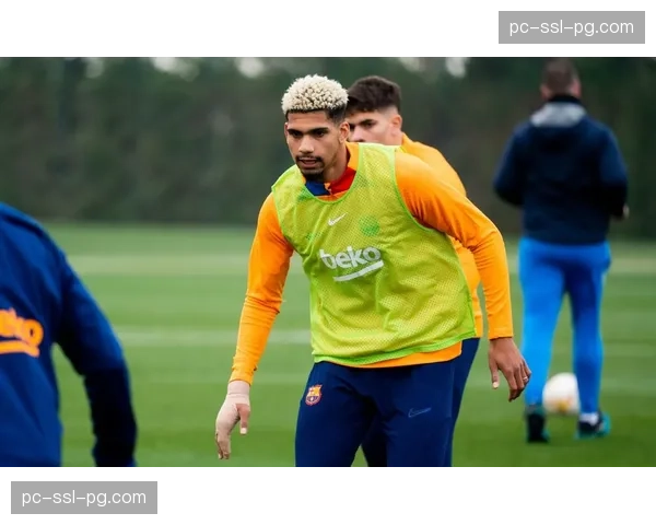 消息：官方确认，巴萨后卫阿劳霍因膝伤提前告别本赛季